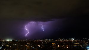 Sistema frontal no da respiro: las 10 regiones que tendrán tormentas eléctricas este fin de semana