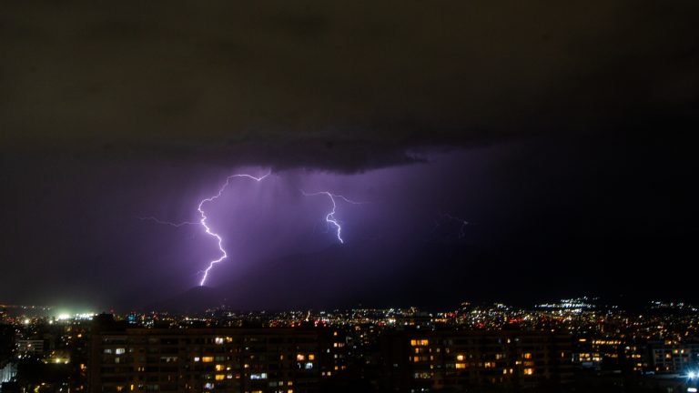 Sistema frontal no da respiro: las 10 regiones que tendrán tormentas eléctricas este fin de semana