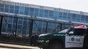 Detienen a joven acusado de amenazar con una masacre en universidades de Santiago