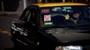 Nueva modalidad de estafa en taxis: usuarios ven un monto en pantalla y reciben otro cobro en su cuenta