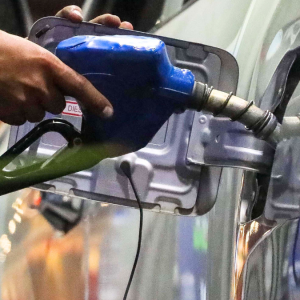 Los factores que explican la caída en precios de los combustibles: bencinas bajarían hasta $100 en agosto