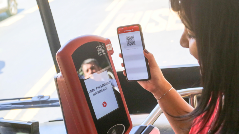 Qué se sabe de la caída en el sistema de pago con QR en el transporte público de Santiago