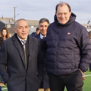 Cercanía reciente de Fidel Espinoza con ministro Poduje le estaría jugando en contra en su propio sector
