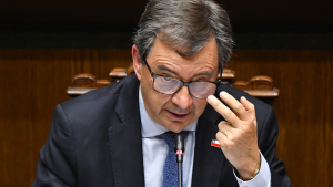 El estilo Barros: cómo el ministro más disonante de Kast se transformó en el segundo mejor evaluado del gabinete