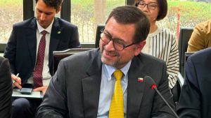 Canciller en China llama a empresarios a “elegir Chile” y destaca nuevas condiciones para invertir
