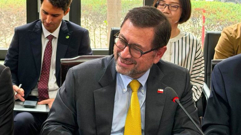 Canciller en China llama a empresarios a “elegir Chile” y destaca nuevas condiciones para invertir