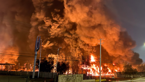 Suspensión de clases y cortes de tránsito: las medidas adoptadas por el incendio químico en Quilicura