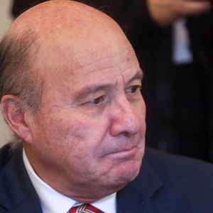 Lo que busca el Frente Amplio al recurrir a Contraloría por eventual conflicto de interés del ministro Quiroz