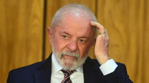 Los frentes internos y externos que complican a Lula a dos meses de la elección presidencial en Brasil