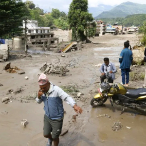 Muertos en Nepal superan los 360: equipos de rescate buscan a más de 1.400 desaparecidos entre el barro
