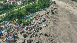 VIDEOS - Los impactantes registros de la inundación que dejó casi 100 muertos y más de 400 desaparecidos en Nepal