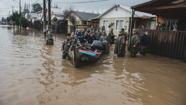 Vecinos de Angol acusan tardía Alerta SAE: llegó 7 horas después de desborde de río que inundó sus casas