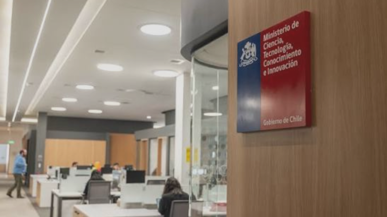 Becas Chile: 1.666 profesionales mantienen una deuda de $92 mil millones con el Estado