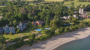 Familia Piñera recibe aprobación ambiental para proyecto inmobiliario de lujo en Lago Ranco