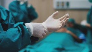 Contraloría detecta a médicos que trabajaron menos de seis meses en seis años