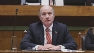 Ministro Quiroz adelanta a camioneros nuevas alzas en los precios de los combustibles