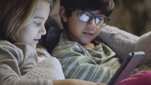 Consumo de pantallas digitales en niños chilenos iguala niveles de la TV en su mejor época