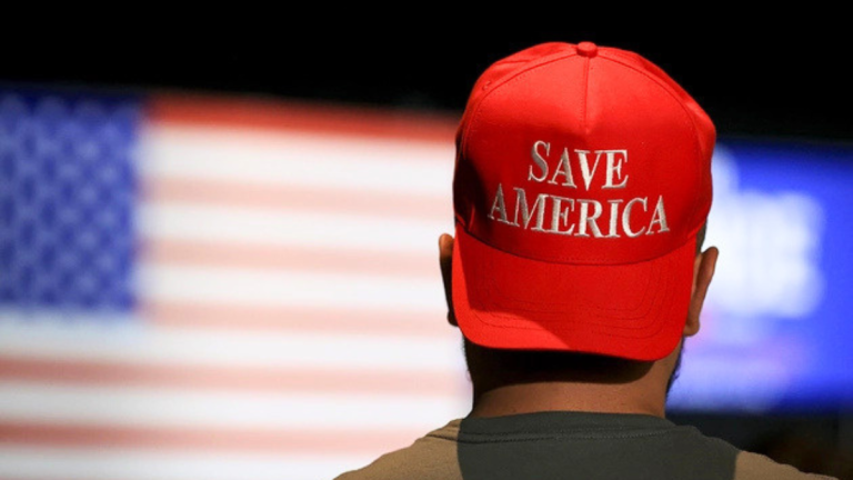 Qué es la ley Save America y por qué está fracturando la relación de Trump con el líder republicano del Senado