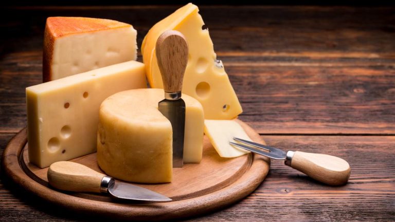 FOTO - Minsal alerta por Listeria y retira dos formatos de queso