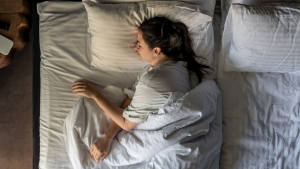 Cómo dormimos los chilenos: a qué hora despertamos y qué lugar ocupa el país en ranking internacional