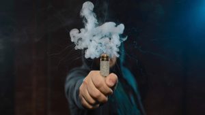 Minsal alerta por el vapeo en escolares: 14,8% utilizó cigarrillos electrónicos durante el último mes