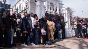 Las causas y denuncias detrás del caos registrado en la Embajada de Haití