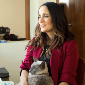 Panoramas: del lanzamiento del libro de Julieta Venegas a Francisca Valenzuela en Valdivia