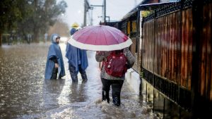 Continúa la lluvia en Santiago: así estará el tiempo para el lunes y el resto de la semana en la Región Metropolitana
