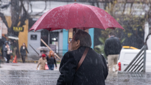 La lluvia no da respiro en Santiago: los días en que habrán precipitaciones y el pronóstico del tiempo para esta semana