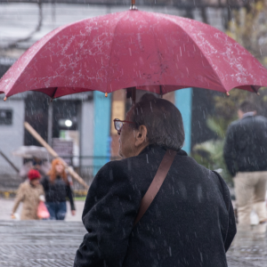 La lluvia no da respiro en Santiago: los días en que habrán precipitaciones y el pronóstico del tiempo para esta semana