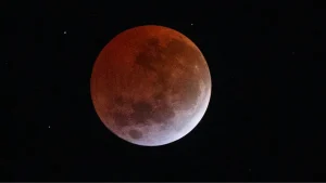 La Luna se teñirá de rojo: cuándo y cómo verla en Chile