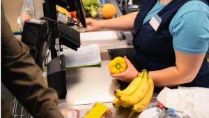 VIDEO - Vuelven los empaquetadores a los supermercados con contrato y sueldo