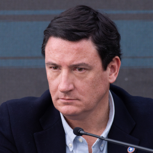 Squella eleva tensión y responde duramente a Alvarado tras respaldo a Pavez: 