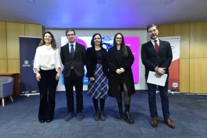 Chile lidera en bienestar juvenil regional, pero los jóvenes perciben otra realidad