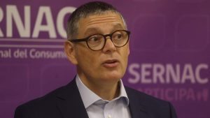 “Va a dejar el cargo”: Gobierno confirma salida de director del Sernac tras meses suspendido por acoso