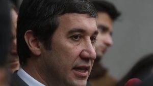 La UDI pide citar al embajador de Francia tras reconocimiento a Héctor Llaitul