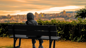 Primavera gris: el impacto del cambio estacional en salud mental y las señales para prevenir suicidio