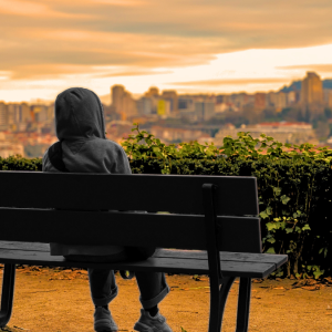 Primavera gris: el impacto del cambio estacional en salud mental y las señales para prevenir suicidio