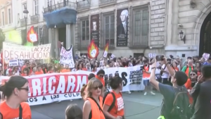 Cómo España logró contener crisis de la vivienda que estalló por desalojo a mujer de 87 años
