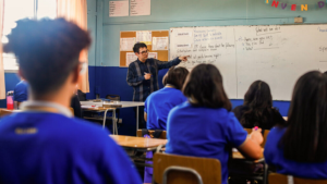¿Nivelamos hacia abajo?: estudio revela que la brecha educativa se redujo por la caída de alumnos de mejor desempeño