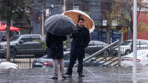 Lluvia en Santiago: tormentas eléctricas y precipitaciones marcarán la semana en RM