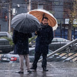 Lluvia en Santiago: tormentas eléctricas y precipitaciones marcarán la semana en RM