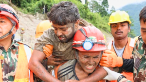 VIDEO - El mantra que usó para sobrevivir nueve días uno de los dos obreros rescatados en Nepal