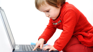 Los puntos clave de la limitación al uso infantil de internet que promueve la Unión Europea