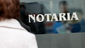 Millonarias rentas y poca competencia: las razones tras las demandas de notarios mayores de 75 años para que no los jubilen