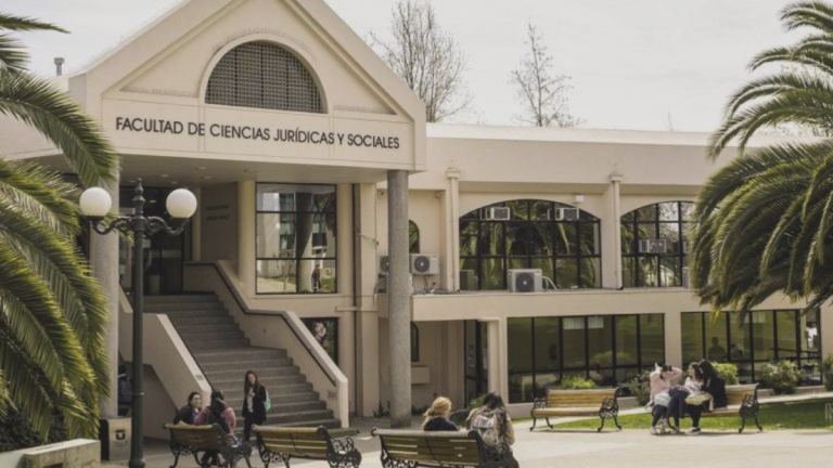Inédito cambio en U. de Talca: elimina examen de grado para sus estudiantes de Derecho