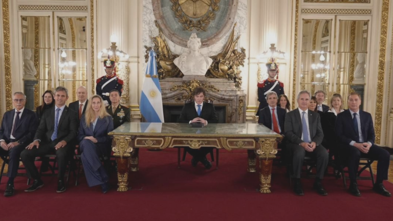 Milei ordena construcción de base naval en Tierra del Fuego y anuncia ofensiva por Islas Malvinas