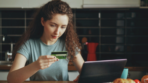 Cuentas bancarias desde la adolescencia: expertos analizan beneficios y riesgos
