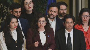 FA apunta a Kast por crisis de cesantía: 