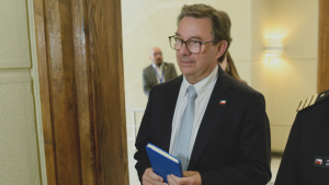 Ministro Fernando Barros informa a Contraloría que se abstendrá de tramitar cable submarino